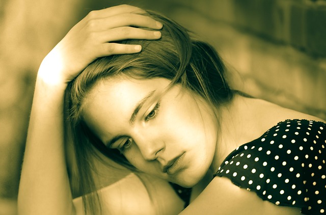 young-woman-gefa915184_640 признаци